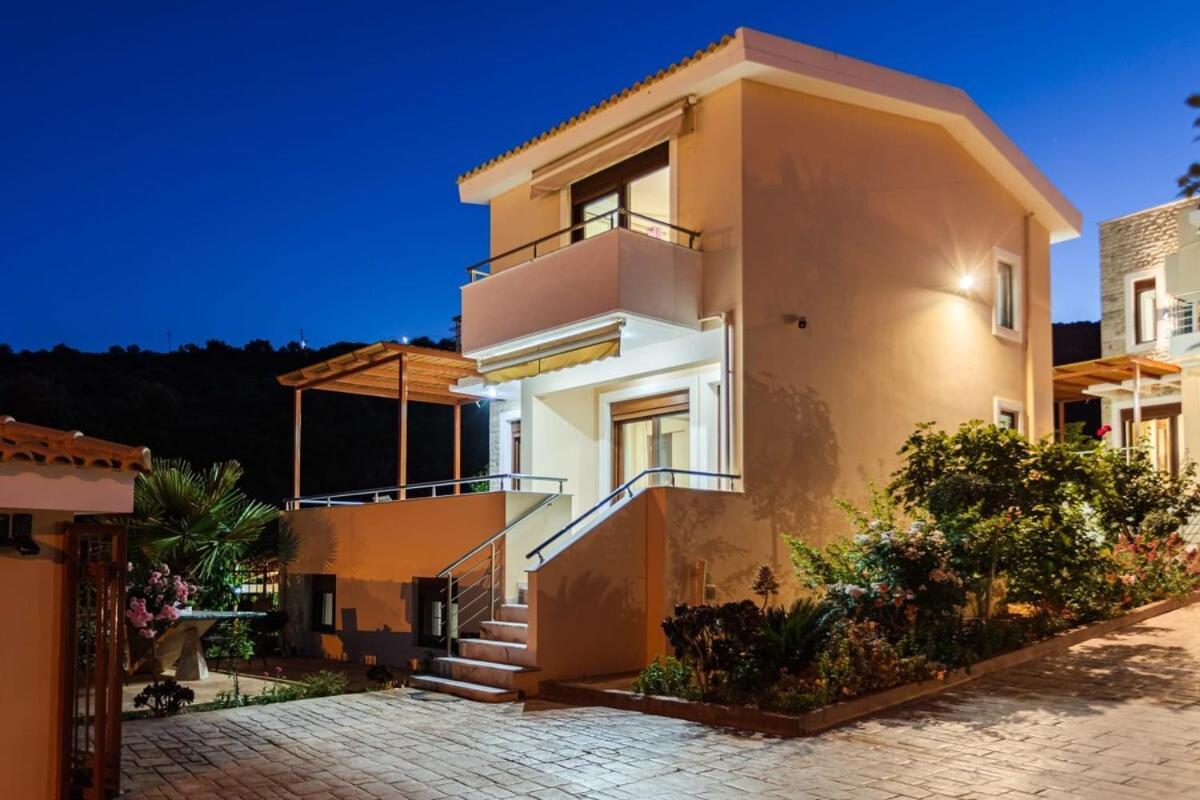 Villa Armonia - Beachfront Majestic Retreat Petalidi Bagian luar foto