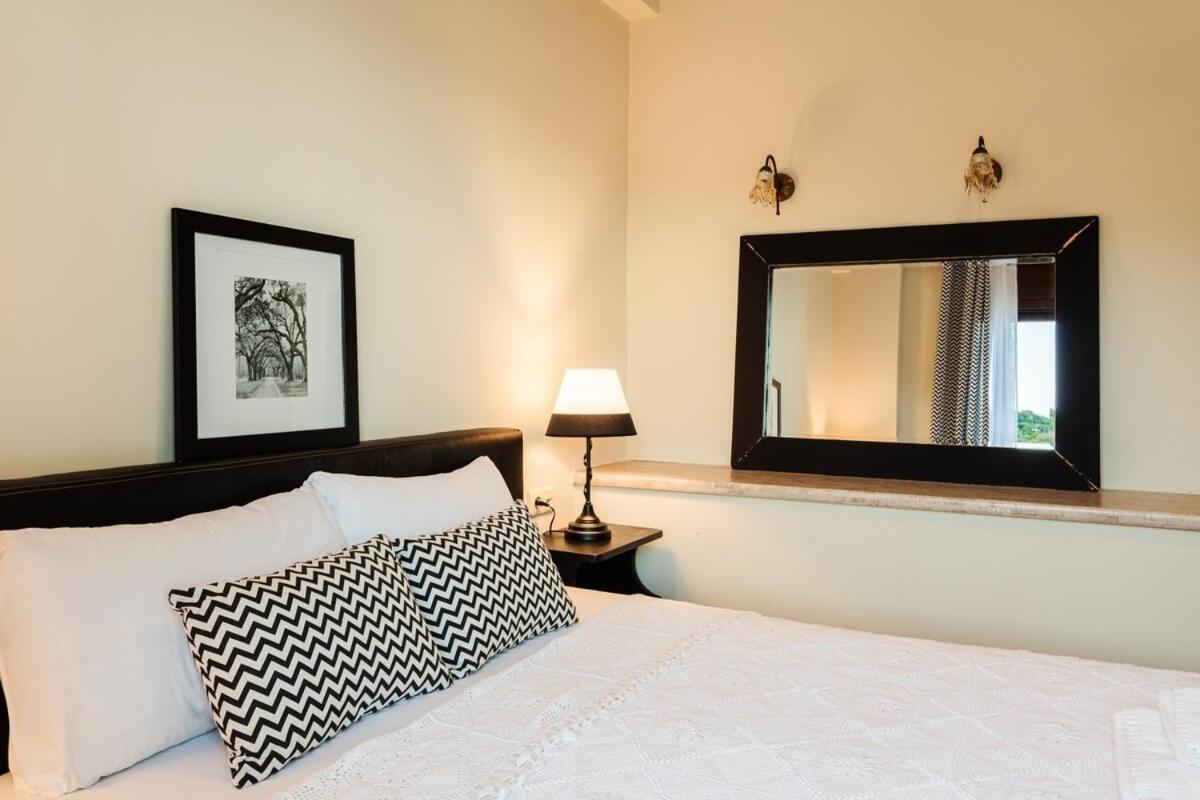Villa Armonia - Beachfront Majestic Retreat Petalidi Bagian luar foto