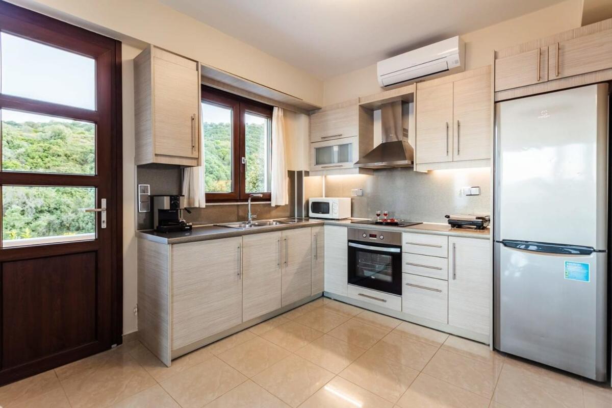 Villa Armonia - Beachfront Majestic Retreat Petalidi Bagian luar foto